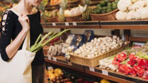 ipareigojo-mazinti-simtu-produktu-kainas:-ar-lietuva-galetu-padaryti-ta-pati?