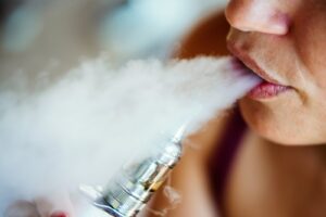 seime-–-gincas-del-cukraus-draudimo-elektroniniu-cigareciu-skystyje
