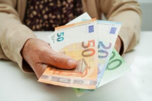 lietuviams-truksta-samoningumo:-daugiau-nei-puse-spjauna-i-pensiju-kaupima