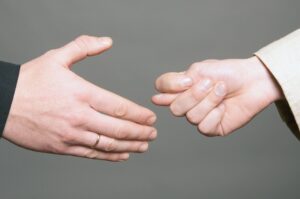 lietuvos-bankas:-42-proc.-gyventoju-nezino,-kaip-patikrinti-investuoti-siulancias-imones