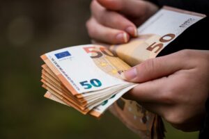 eurostatas:-lietuvos-valdzios-skola-pirmaji-siu-metu-ketvirti-–-26,2-mlrd.-euru