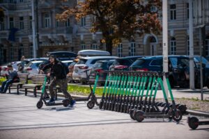 verslas-mano,-kad-del-privalomo-draudimo-daliai-paspirtuku-reiksmingu-pokyciu-nebus