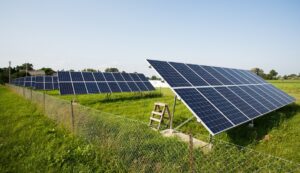 aei-bendrijos,-imones-ir-ukininkai-praso-4-mln.-euru-paramos-saules-elektrinems