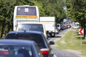 seimas-spres,-ar-skatinti-automobiliu-aiksteliu-irengima-kurortuose