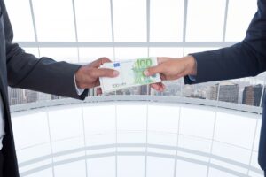 banku-pelnas-pirmaji-pusmeti-augo-2,5-karto-iki-515-mln.-euru