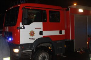 gaisras-kaune:-islauzes-buto-duris-kaimynas-isgelbejo-moters-gyvybe