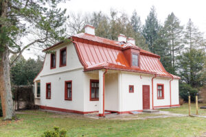 atgimstanti-obelynes-sodyba-kauno-rajone:-t.-ivanausko-valdos-su-„art-deco“-dvelksmu,-pirmuoju-lapynu-lietuvoje-ir-simtais-obelu