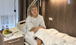 nuo-nugaletoju-pakylos-–-ant-operacines-stalo:-r.-meilutytei-kaune-atlikta-operacija