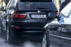 muitine:-rusijoje-registruoti-automobiliai-turi-isvykti-is-lietuvos