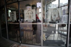padeka-uz-istikimybe-–-kavines-„kavalierius“-baristu-buciniai-ant-stiklo-(foto)