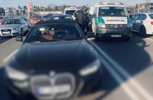 sostineje-nuvarytas-„bmw“-automobilis-surastas-kaune