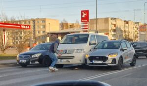pramones-prospekte-susidure-trys-automobiliai