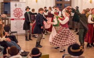 „Baltų raštai“ subūrė vaikus ir jaunimą laimės paieškoms – Kas vyksta Kaune